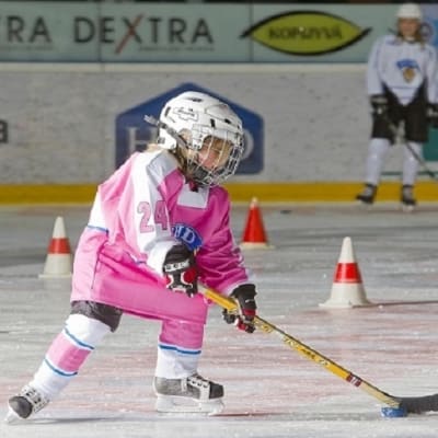Flicka spelar ishockey.