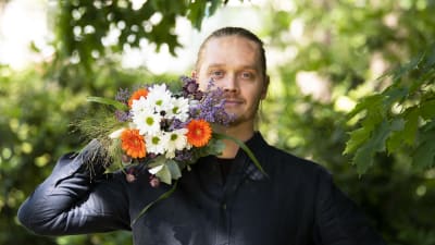 Tanssiva karhu -runopalkinnon voittaja 2020 runoilija Matti Kangaskoski