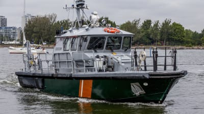 Finska vikens sjöbevakning assisterar båtförare från Hangö till Kotka.  