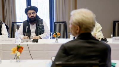 Talibanernas utrikesminister Amir Khan Muttaqi i samtal med Norska flyktingrådets chef Jan Egeland.