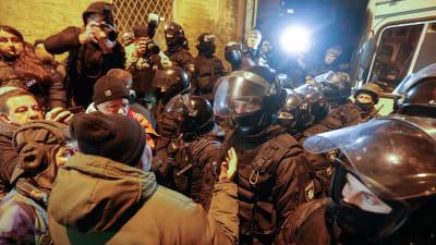 Anhängare till Saakasjvili protesterar mot att polisen gripit honom.  