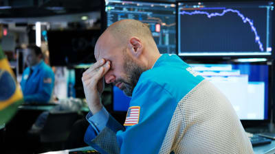 En börshandlare på handelsgolvet i New York på onsdag kväll när USA-börserna fortsatte nedåt. Vid stängning hade Dow Jones industriindex landat på minus 6,3 procent.