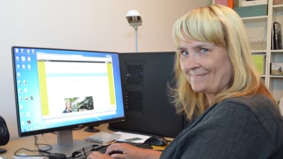 Carita Liljendahl vid sin dator