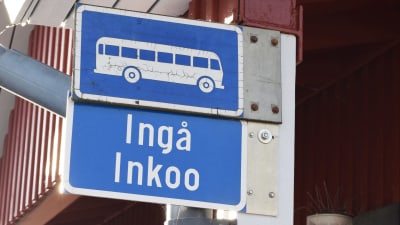 skylt vid busshållplats i Ingå