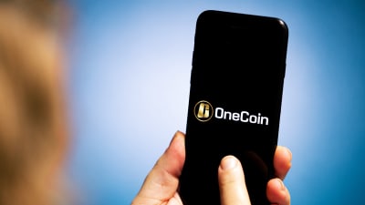 Älypuhelin, jossa näkyy OneCoin-logo.