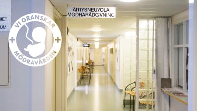 En sjukhuskorridor, uppe i bild en skylt där det står Mödravård. Till vänster i bilden Svenska Yles stämpel för granskningen av mödravården.