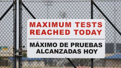 En skylt vid ett testningscenter i Huston, Texas uppger att maximala antalet tester som kan utföras på en dag redan har uppnåtts.