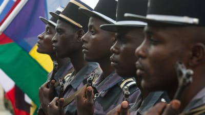 Gabonesiska soldater står på en rad.