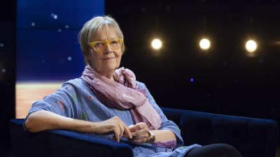 Tua Forsström sitter i Daniel Olins tv-studio.