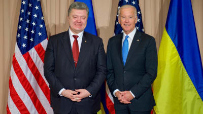 USA:s tidsigare vicepresident Joe Biden står bredvid Ukrainas ex-president Petro Porosjenko
