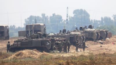 Israeliska marktrupper vid gränsen mot Gaza, fotograferade på fredag morgon, den 14 maj. I motsats till tidigare rapporter hade de alltså inte rullat in i Gaza.