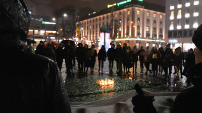 Två personer håller i en banderoll under me too- demonstration i Åbo. 