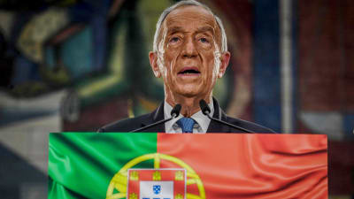 portugals president Marcelo Rebelo de Sousa talar i en liten mikrofon. Under honom syns Portugals flagga.