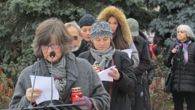 Memorials medlemmar läser upp namnen på dödade under Sovjetförtrycket.