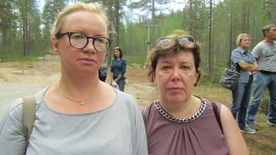 Två kvinnor, Olga Inkilä och Tatjana Kokkonen-Roivas, ser allvarligt in i kameran.
