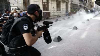 Polisen riktade tårgas mot pride-parad i Istanbul.
