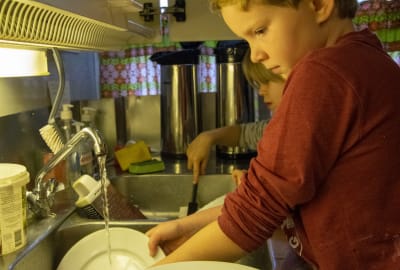 Två unga barn diskar. 