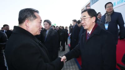 Nordkoreas nya, hårdföra utrikesminister Ri Son-Gwon (till vänster) skakar hand med Sydkoreas återföreningsminister Cho Myoung-Gyon 