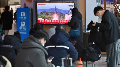 Sydkoreaner på en järnvägsstation i Seoul följde med en nyhetssändning om den senaste testsjutningen på söndag morgon. 