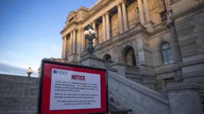 Kongressbiblioteket är stängt tills vidare, enligt skyltar som har ställts upp utanför byggnaden i Washington