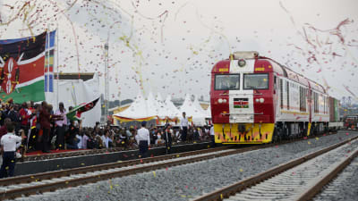 En av de hyllade kinesiska investeringarna i Afrika är SGR-fraktbanan i Kenya mellan huvudstaden Nairobi och hamnstaden Mombasa.