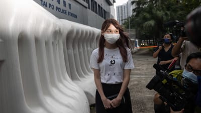 Den politiska aktivisten Agnes Chow Ting fotograferades då hon fick lämna en polisstation i Hong Kong den 1 september. Chow hade hållits gripen misstänkt för brott mot de nya säkerhetslagarna. 