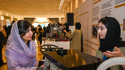 Kvinnor pratar vid Doha Forum