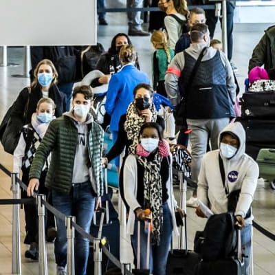 Resenärer på Amsterdam-Schiphols flygplats. Bilden är tagen 17 december 2020.