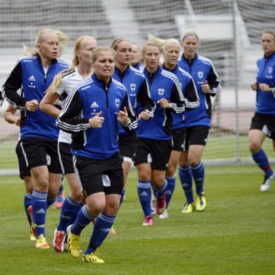 Suomen naisten jalkapallomaajoukkue harjoituksissa.