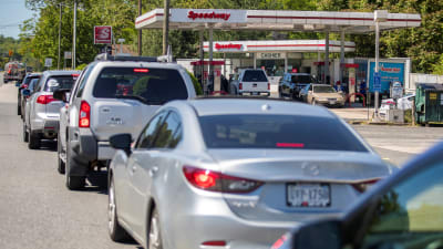 Lång bilkö vid bensinmack i USA.