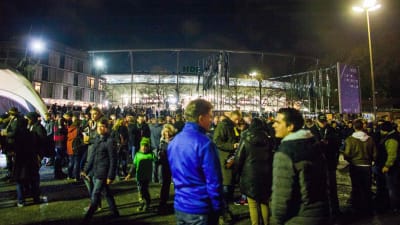Fotbollsmatch mellan Tyskland och Holland ställdes in på grund av terrorhot den 17 november 2015. Publiken lämnar arenan.