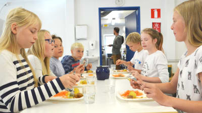 Elever vid Näse skola äter lunch.