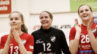 HIFK-målvakten Roosa Niemi firar seger tillsammans med Petra Gostowski (tv) och Iida Väyrynen (th).
