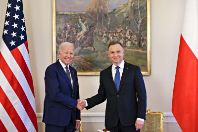 USA:s president Joe Biden och Polens president Andrzej Duda skakar hand.