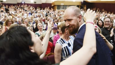 Touko Aalto gratuleras av Emma Kari.