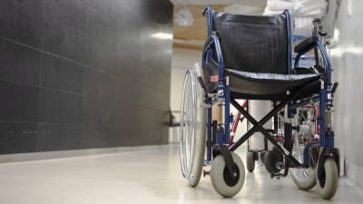 En rullstol i en sjukhuskorridor.