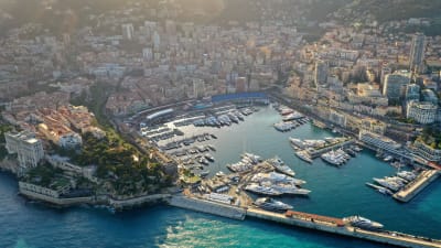 Flygbild på hamnen i Monaco.