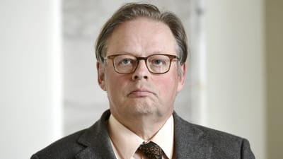 Juhana Vartiainen i närbild i riksdagen.