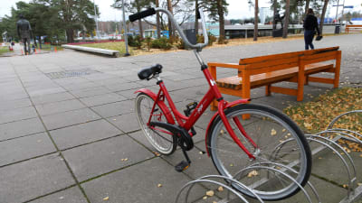 En röd cykel av märket Jopo.