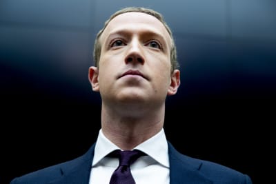 Mark Zuckerberg stirrar framför sig med blank blick.