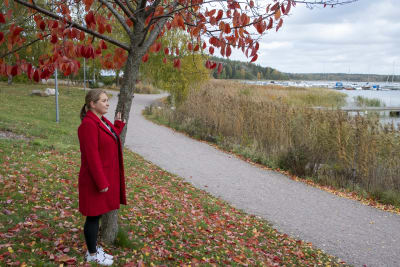 Jenny Högström lutar mot ett träd längs Hammars strand.