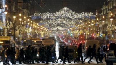 Nevskin valtakatu Pietarissa on perinteisesti koristeltu vuosittain joulun ja uuden vuoden viettoa varten.
