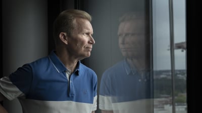 Företagsledaren Mika Anttonen står och kollar vid ett fönster.