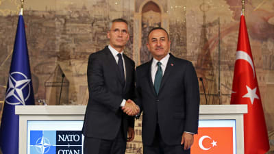 Turkiets utrikesminister Mevlut Cavusoglu och natos generalsekreterare Jens Stoltenberg 