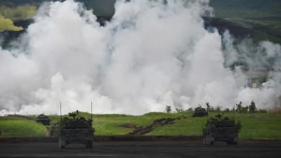 Försvarsanslagen ökade kraftigt under Shibzo Abes styre och beväpnade japanska soldater deltog i fredsbevarande operationer bland annat i Irak och Indiska oceanen. Bilden är från en militärövning i Japan i år.