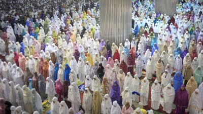 Muslimska kvinnor i Indonesien ber i en moské under kvällsbönen Tarawih inför den heliga fastemånaden Ramadan