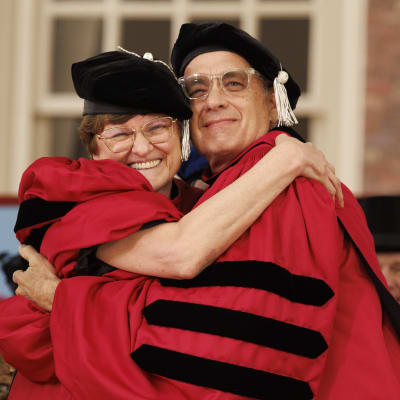 Biokemisten Katalin Karikó (till vänster) kramade om skådespelaren Tom Hanks då de båda blev hedersdoktorer vid Harvarduniversitet den 25 maj. 