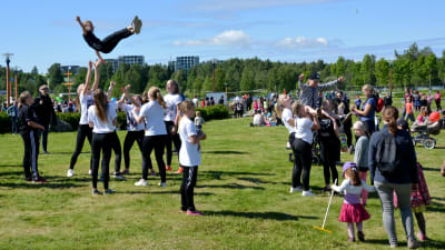 Cheerleading i Skeppsparken i Vasa