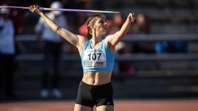 Amanda Liljendal kastar spjut.