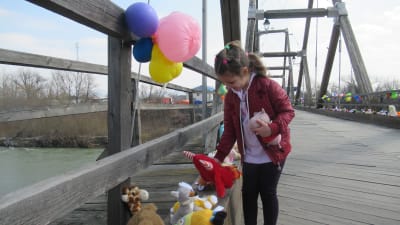 7-åriga Leila från Kiev väljer bland leksakerna.